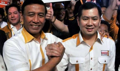  Ketua Umum Partai Hanura Wiranto dan Ketua Dewan Pertimbangan Partai Hanura Hary Tanoesoedibjo saat deklarasi calon presiden dan wakil presiden dari Partai Hanura di Jakarta, Selasa (2/7). 