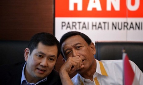 Ketua Umum Partai Hanura Wiranto (kanan), dan Ketua Dewan Pertimbangan Partai Hanura Hary Tanoesoedibjo (kiri)