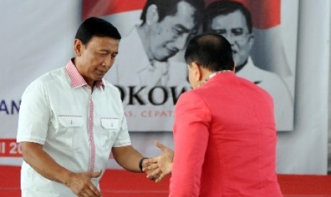 Ketua Umum Partai Hanura Wiranto (kiri) menjabat tangan mantan Kepala BIN Hendropriyono.