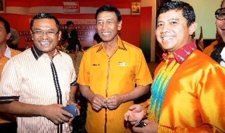 Ketua Umum Partai Hanura, Wiranto (tengah).