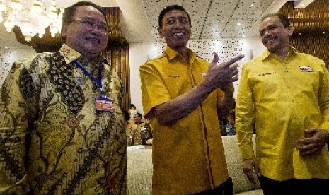 Ketua Umum Partai Hanura Wiranto (tengah).