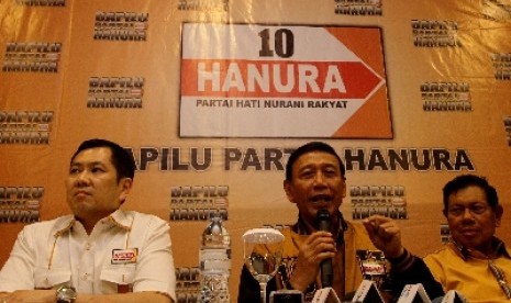 Ketua Umum Partai Hanura Wiranto (tengah), Hary Tanoesoedibjo (kiri), dan Bambang W Suharto (kanan).