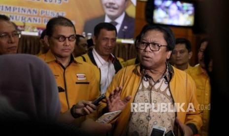 Ketua Umum Partai Hati Nurani Rakyat (Hanura) Oesman Sapta Odang (tengah) memberikan keterangan pers usai menghadiri Rapat Pleno DPP Partai Hanura di Hotel Bidakara, Jakarta, Kamis (4/5).