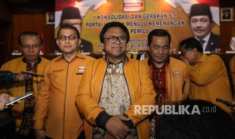 Ketua Umum Partai Hati Nurani Rakyat (Hanura) Oesman Sapta Odang (tengah).