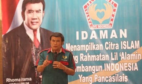 Ketua Umum Partai Idaman (Islam Damai Aman) Rhoma Irama (tengah) menyampaikan pidato saat deklarasi Partai Idaman di Jakarta, Sabtu (11/7).