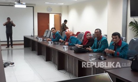 Ketua Umum Partai Idaman, Rhoma Irama didampingi Sekjen Partai Idaman, Ramdansyah, serta jajaran pegurus DPP Partai Idaman melapor ke Kantor Bawaslu, Thamrin, Jakarta Pusat, Senin (23/10). Partai Idaman datang berkonsultasi sekaligus melaporkan kesulitan selama mendaftar sebagai calon peserta Pemilu 2019. 