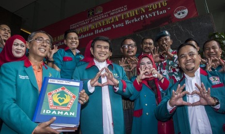 Ketua Umum Partai Idaman Rhoma Irama (kedua kiri) dan Sekjen Partai Idaman Ramdansyah (kiri) beserta anggota partai berfoto bersama saat melakukan pendaftaran kepengurusan partai di Ditjen AHU Kementerian Hukum dan HAM, Jakarta, beberapa waktu lalu.