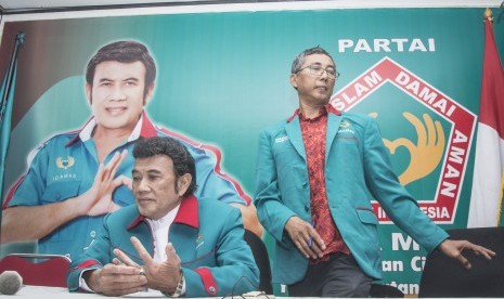 Ketua Umum Partai Idaman Rhoma Irama (kiri) bersama Sekjen Partai Idaman Ramdansyah (kanan) bersiap memberikan keterangan pers di Kantor DPP Partai Idaman, Jakarta, Selasa (16/1). 