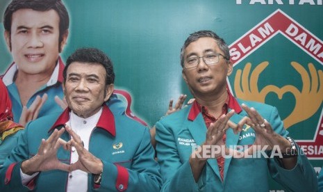 Ketua Umum Partai Idaman Rhoma Irama (kiri) bersama Sekjen Partai Idaman Ramdansyah (kanan) memberikan salam dalam keterangan pers di Kantor DPP Partai Idaman, Jakarta, Selasa (16/1).