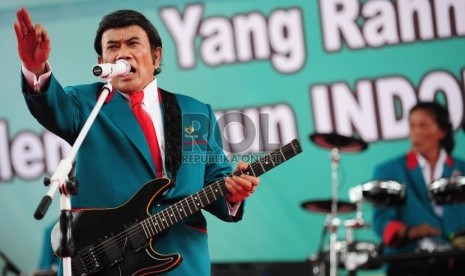 Ketua Umum Partai Idaman Rhoma Irama menyanyikan sejumlah lagu karyanya saat deklarasi nasional partai Idaman di kawasan Tugu Proklamasi Jakarta, Rabu (14/10).ANTARA FOTO/Zarqoni Maksum