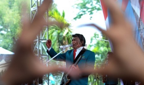 Ketua Umum Partai Islam Damai Aman (Idaman) Rhoma Irama menyampaikan visi-misi Partai Idaman saat melakukan deklarasi nasional di Tugu Proklamasi, Jakarta, Kamis (14/10).Republika/Rakhmawaty La'lang