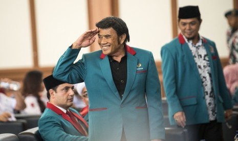 Ketua Umum Partai Islam Damai Aman (Idaman) Rhoma Irama (kanan) memberi salam kepada anggota partai saat Musyawarah Koordinasi Nasional Partai Idaman di Jakarta, Selasa (16/5).