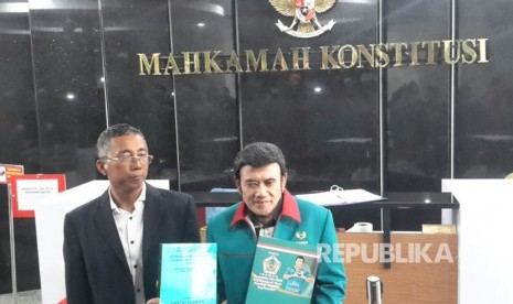 Ketua Umum Partai Islam Damai Aman (Idaman) Rhoma Irama (kanan) mengajukan uji materi UU Pemilu di Gedung Mahkamah Konstitusi, Jakarta, Rabu (9/8). 