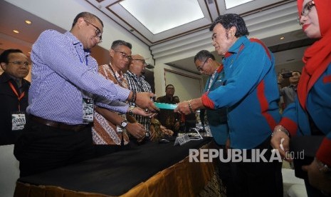 Ketua Umum Partai Islam, Damai, Aman (Idaman) Rhoma Irama menyerahkan berkas kepada Anggota KPU Hasyim Asy'ari saat melakukan Pendaftaran Pemilu 2019 di Kantor KPU Pusat, Jakarta, Senin (16/10).