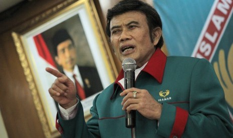 Ketua Umum Partai Islam Damai dan Aman (Idaman) H. Rhoma Irama memberikan pidato kepada simpatisan partai di Surabaya, Jawa Timur, (29/9). 