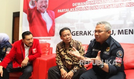 Ketua Umum Partai Keadilan dan Persatuan Indonesia (PKPI) AM Hendropriyono (kiri) bersama Ketua KPU Arief Budiman (kanan) dan Ketua Bawaslu Abhan (tengah) berbincang saat verifikasi faktual parpol oleh KPU di Kantor DPP Partai Keadilan dan Persatuan Indonesia ( PKPI), Jakarta, Senin (29/1).