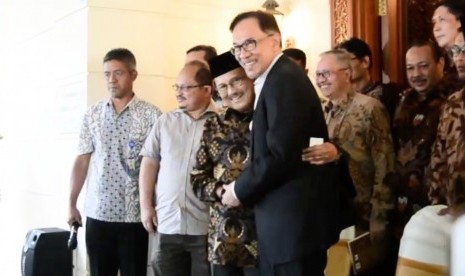 Ketua Umum Partai Keadilan Rakyat Malaysia, Anwar Ibrahim berfoto bersama presiden ketiga RI, BJ Habibie