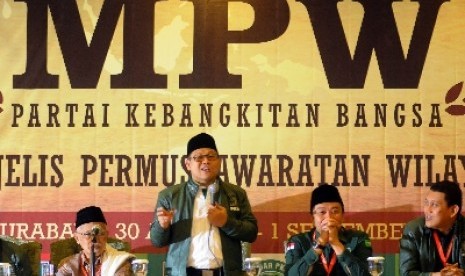   Ketua Umum Partai Kebangkitan Bangsa, Muhaimin Iskandar (kedua kiri) berbicara kepada peserta rapat Majelis Permusyawaratan Wilayah (MPW) PKB yang digelar di Surabaya, Jawa Timur, 