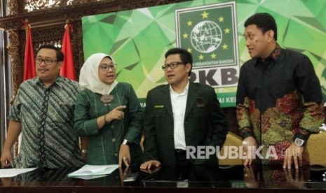  Ketua Umum Partai Kebangkitan Bangsa, Muhaimin Iskandar (kedua kanan), bersama Sekretaris Jenderal DPP Partai Kebangkitan Bangsa Abdul Kadir Karding (kanan), Ketua panitia Mukernas Ida Fauziah (kedua kiri), dan Wakil Bendahara Umum DPP PKB Bambang Susanto