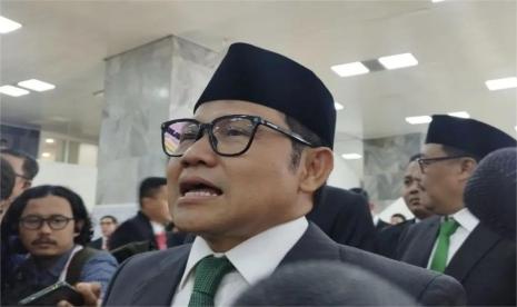 Menteri Koordinator Bidang Pemberdayaan Masyarakat Muhaimin Iskandar saat di Kompleks Parlemen, Jakarta Pusat, Ahad (20/10/2024).