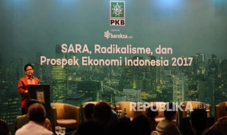 Ketua Umum Partai Kebangkitan Bangsa (PKB) Muhaimin Iskandar berbicara saat diskusi panel di Jakarta, Senin (23\11).