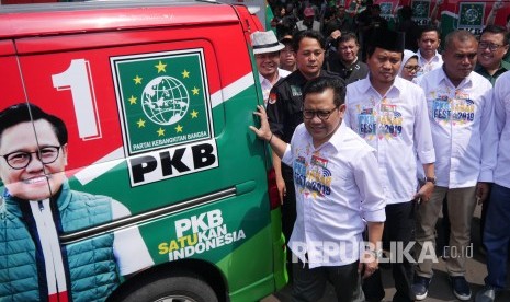 Ketua Umum Partai Kebangkitan Bangsa (PKB) Muhaimin Iskandar (kiri) meninjau Mobil PKB USIK untuk melayani berbagai kebutuhan masyarakat, pada acara PKB Jabar Festival 2019, di GOR Pajajaran, Kota Bandung, Ahad (2/12).