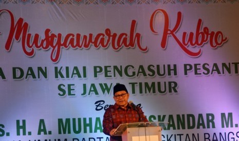 Ketua umum Partai Kebangkitan Bangsa (PKB) Muhaimin Iskandar memberi sambutan dalam Musyawarah Kubro Ulama dan Kiai Pengasuh Pesantren se-Jawa Timur di Pesantren Bumi Sholawat, Lebo, Sidoarjo, Jawa Timur, Kamis (25/5). 