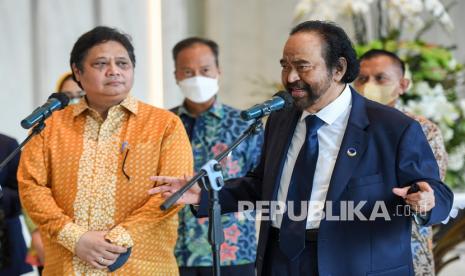 Ketua Umum Partai NasDem Surya Paloh (kanan) bersama Ketua Umum Partai Golkar Airlangga Hartarto (kiri). Ketum Nasdem Surya Paloh berencana menemui Ketum Golkar Airlangga Hartarto siang ini.