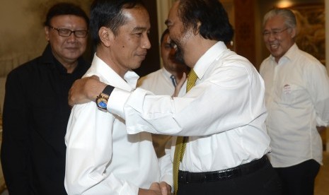 Ketua Umum Partai Nasdem Surya Paloh (kedua kanan) menerima Capres PDI Perjuangan Joko Widodo (kedua kiri) di Jakarta, Jumat (2/5). 