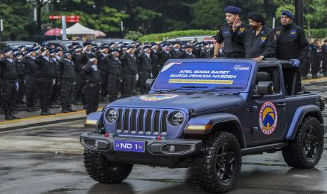 Ketua Umum Partai NasDem Surya Paloh (kedua tangan) didampingi Ketua Umum Garda Pemuda NasDem Prananda Surya Paloh (ketiga kanan) meninjau pasukan yang mengikuti Apel Siaga Baret di Parkir Timur Senayan, Kompleks Gelora Bung Karno, Jakarta, Rabu (15/6/2022). Apel Siaga Baret tersebut digelar menjelang kegiatan Rapat Kerja Nasional (Rakernas) Partai NasDem. 