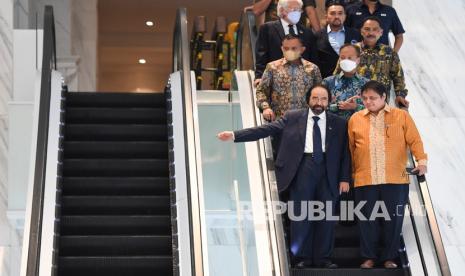 Ketua Umum Partai NasDem Surya Paloh (kiri bawah) berjalan bersama Ketua Umum Partai Golkar Airlangga Hartarto (kanan bawah) usai melakukan pertemuan di DPP Partai NasDem, Jakarta, Kamis (10/3/2022). Kunjungan Ketua Umum Partai Golkar ke DPP Partai NasDem tersebut untuk bersilaturahmi serta membahas isu-isu terkini. 