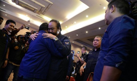 Ketua Umum Partai Nasdem Surya Paloh memeluk mantan Gubernur Sulawesi Barat Anwar Adnan Saleh. Anwar mendeklarasikan diri bergabung dengan Partai NasDem di Mamuju, Sulawesi Barat, Sabtu (24/3).