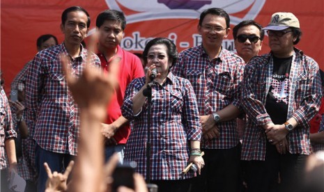 Ketua Umum partai PDI Perjuangan, Megawati Soekarno Putri (tengah), menyampaikan orasi dalam kampanye terbuka yang bertajuk 