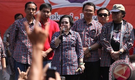 Ketua Umum partai PDI Perjuangan Megawati Soekarno Putri (tengah) menyampaikan orasi didampingi Calon Gubernur DKI Jakarta Joko Widodo (kiri), Calon wakil Gubernur DKI Jakarta Basuki T Purnama (ketiga kanan) dan anggota DPR Fraksi PDI Perjuangan Maruar Sir