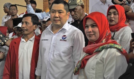 Pembekalan Caleg Perindo: Ketua Umum Partai Perindo Harry Tanoesoedibjo (tengah) berfoto dengan para kader usai Pembekalan Caleg (calon anggota legislatif) dan Konsolidasi Partai Perindo di Serang, Banten, Selasa (26/2/2019). 