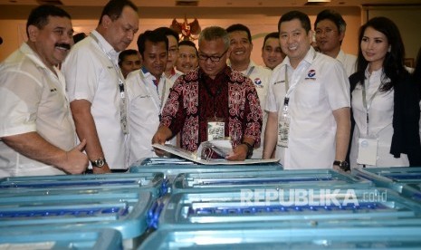 Ketua Umum Partai Perindo Hary Tanoesoedibjo berbincang dengan Ketua KPU Arief Budiman saat mendaftarkan partainya ke KPU Pusat, Jakarta, Senin (9/10)