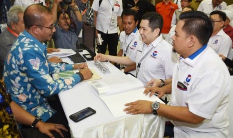 Ketua Umum Partai Perindo Hary Tanoesoedibjo (kedua kanan) mendaftarkan partainya ke KPU Pusat di Jakarta, Senin (9/10). Nasdem jadi partai pertama yang resmi daftar Pemilu 2019.