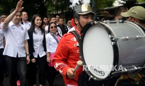 Ketua Umum Partai Perindo Hary Tanoesoedibjo melambaikan tangan saat mendaftarkan partainya ke KPU Pusat, Jakarta, Senin (9/10). 