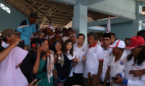 Ketua Umum Partai Perindo Hary Tanoesoedibjo mendengarkan harapan kelompok-kelompok nelayan di Tempat Pelelangan Ikan Kluwut, Brebes, Jawa Tengah.