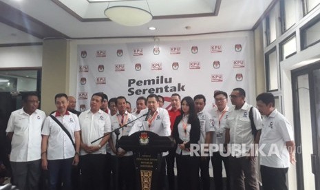 Ketua Umum Partai Perindo memberikan keterangan pers usai mendaftarkan bakal calon anggota legislatif di Kantor KPU, Selasa (17/7). 