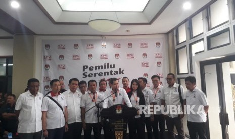 Ketua Umum Partai Perindo memberikan keterangan pers usai mendaftarkan bakal calon anggota legislatif di Kantor KPU, Selasa (17/7). 