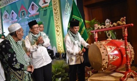 Ketua Umum Partai Persatuan Pembangunan Muhammad Romahurmuziy (kanan) didampingi Sekretaris Jenderal DPP PPP Arsul Sani (tengah) dan Ketua Dewan Syariah PPP Maimoen Zubair membuka Musyawarah Nasional (Munas) Alim Ulama PPP di Semarang, Jawa Tengah, Jumat (13/4). 