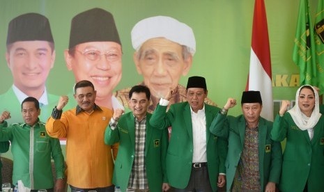 Ketua Umum PPP hasil muktamar Jakarta Djan Faridz (ketiga kanan) bersama Sekjen PPP Dimyati Natakusumah (ketiga kiri), mendeklarasikan dukungan kepada pasangan Basuki Tjahaya Purnama (Ahok) - Djarot Saiful Hidayat di Kantor DPP PPP, Jakarta, Jumat (7/10). 