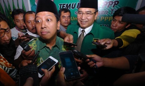 Ketua umum Partai Persatuan Pembangunan (PPP) M Romahurmuziy (kiri) dan Ketua DPC PPP sekaligus WalikotaTasikmalaya Budi Budiman (kanan) menjawab pertanyaan wartawan usai menghadiri acara silahturahmi seluruh DPC PPP se-Priangan Timur di Pendopo Lama, Tasi