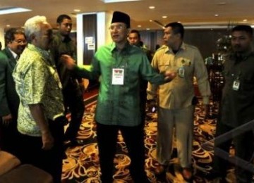 Ketua Umum Partai Persatuan Pembangunan (PPP), Suryadharma Ali (tengah), di ruang sidang paripurna Muktamar VII PPP di Hotel Panghegar, Bandung, Senin (4/7).