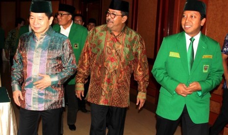 Ketua Umum Partai Persatuan Pembangunan (PPP) versi Mukhtamar Surabaya Muhammad Romahurmuziy (kanan) berjalan bersama Ketua Majelis Pertimbangan Partai Soeharso Manoarfa (kiri) danPlt Gubernur Banten Rano Karno (tengah) pada acara Koordinasi Nasional PPP, 