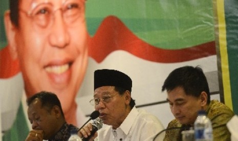 Ketua Umum Partai Persatuan Pembangunan (PPP) versi muktamar Jakarta Djan Faridz (tengah).