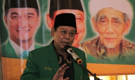 Ketua Umum Partai Persatuan Pembangunan (PPP) versi Muktamar Jakarta, Djan Faridz, berpidato saat Rapat Pimpinan Wilayah III PPP Jawa Timur di Surabaya, Jawa Timur, Jumat (8/4).