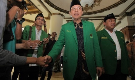 Ketua Umum Partai Persatuan Pembangunan (PPP) versi Muktamar Jakarta, Djan Faridz, (kedua kanan) berjabat tangan dengan partisan PPP saat Rapat Pimpinan Wilayah III PPP Jawa Timur di Surabaya, Jawa Timur, Jumat (8/4).