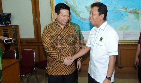 Ketua Umum Partai Persatuan Pembangunan (PPP) versi muktamar PPP Surabaya, Jawa Timur, Romahurmuziy (kanan) disambut oleh Ketua KPU Husni Kamil Manik (kiri) di Gedung KPU, Jakarta, Selasa (27/1). (Republika/Agung Supriyanto)